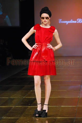 Vestido corto rojo capas superpuestas